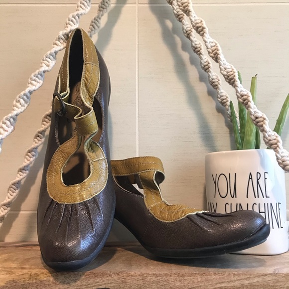 Fly London Leather Vintage Heel Pump Shoes - Picture 6 of 13